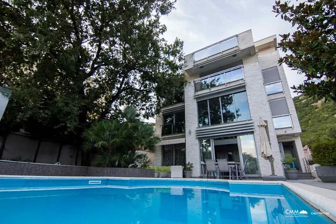 Budva'da havuzlu lüks villa