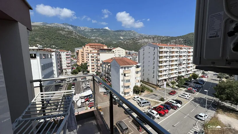 Budva'da iki yatak odalı daire