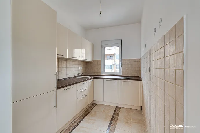 Budva Lazi’de Satılık Eşyalı 1+1 Daire – 89m² Deniz Manzaralı