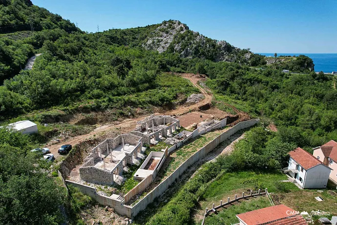 İkinci etap, kompleksin genel mimari kimliğini koruyan daha modern tasarıma sahip 12 daireli bir konut binasını kapsamaktadır.  Özellikler (1. etap ile aynı):