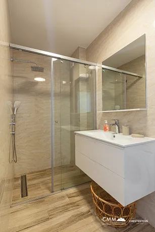 Bečići’de, 4. katta bulunan 53 m²’lik modern ve konforlu bir daire