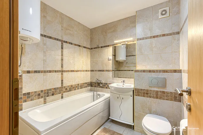 BUDVA’DA GARAJLI VE TESLA ŞARJ CİHAZLI GENİŞ, TAM DONANIMLI DAİRE