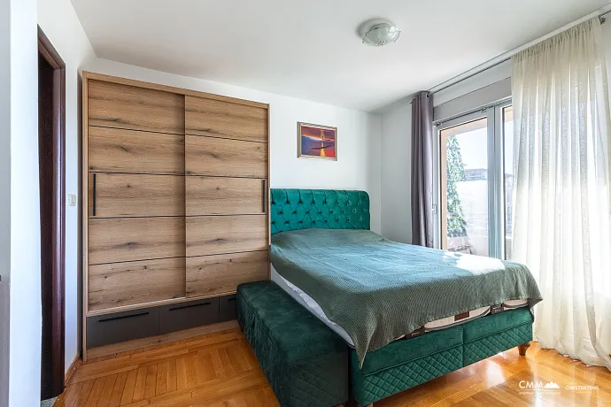 Bečići’de Deniz Manzaralı 71 m² Daire