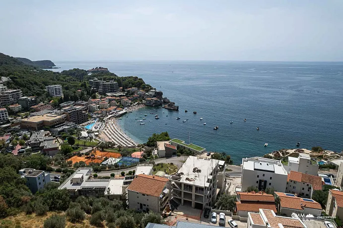 Budva ile Sveti Stefan arasında, cazip bir konumda bulunan güzel bir arsa, proje belgeleriyle birlikte.