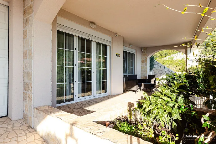 Panoramik deniz manzaralı lüks bir villada zarafet ve huzur.