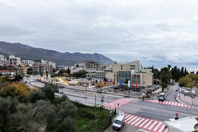 Deniz yakınında Bečići’de bulunan kompleks