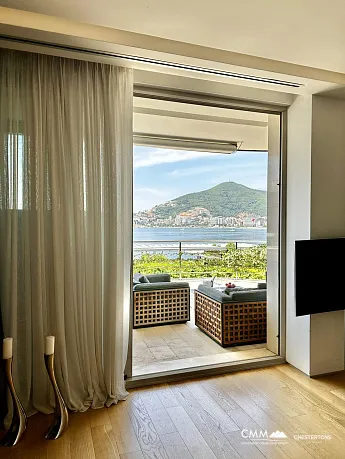 Budva'da deniz manzaralı lüks daire
