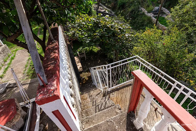 Bar'da teras ve deniz manzaralı rahat ev