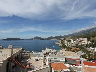 Panoramik deniz manzaralı üç yatak odalı daire