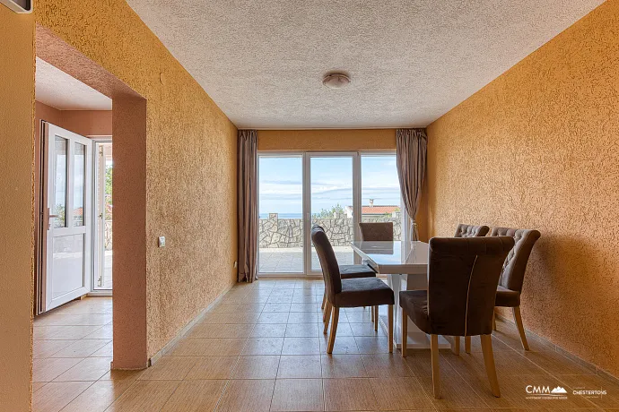 Deniz manzaralı panoramik bir Sutomore evi 120 m2