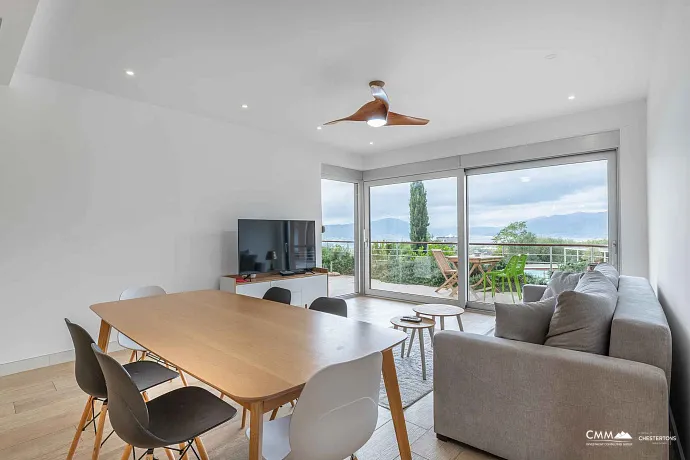 Satılık: Deniz Manzaralı, 40 m² Teraslı, Üç Yatak Odalı Geniş Daire