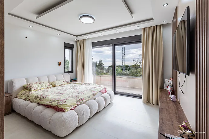 Geniş bir avluya sahip üç katlı lüks villa