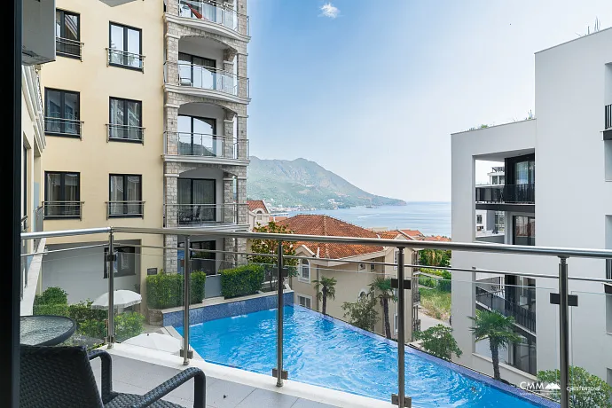 Bečići'de Panoramik Deniz Manzaralı 59 m² Modern Daire
