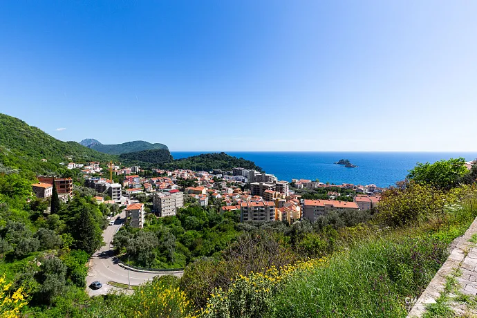 Petrovac'ta Deniz Manzaralı Üç Odalı Daire