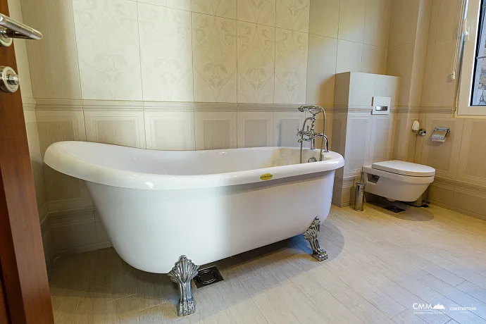 Panoramik deniz manzaralı lüks bir villada zarafet ve huzur.