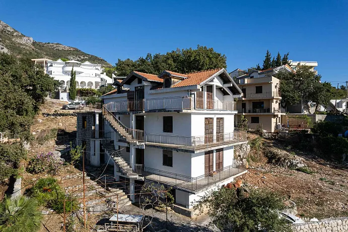Ratac, Bar’da 1.600 m² arsalı ev — yaklaşık 350 m²