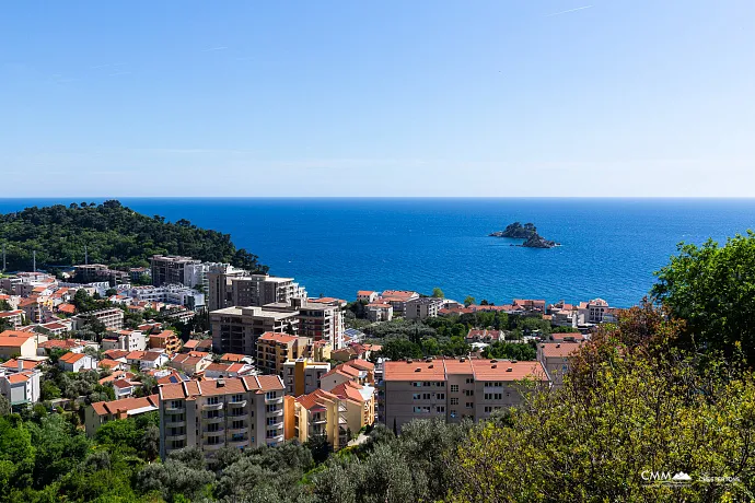 Petrovac'ta Deniz Manzaralı Üç Odalı Daire