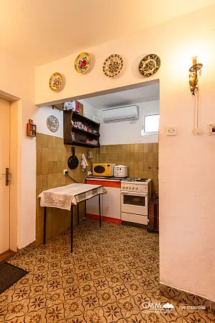 Bar'da teras ve deniz manzaralı rahat ev