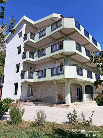Zagrađe, Sutomore'de üç daireli ev — 450 m²