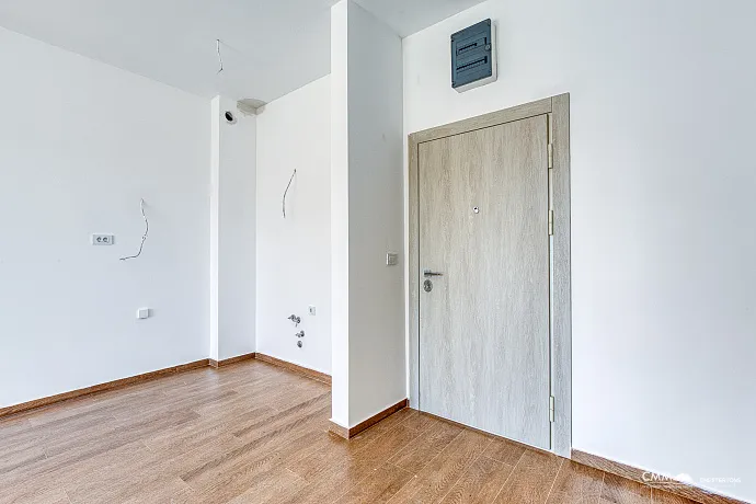 Denize yakın, güneşli 42 m²'lik 1+1 daire Budva'da.
