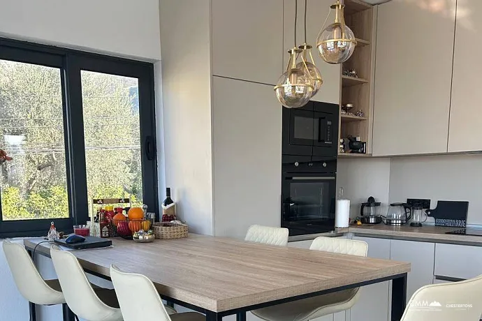 Bar'da Muhteşem Deniz Manzaralı Modern Villa