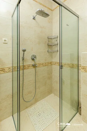 Panoramik deniz manzaralı lüks bir villada zarafet ve huzur.