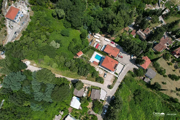Baošići'de bulunan, iki kadastro parselinden oluşan ve toplam 1.267 m²