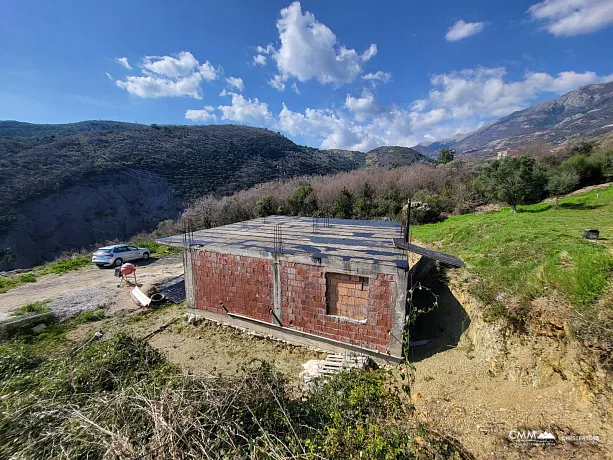 905m2 arsa ve çevredeki tepelerin ve denizin güzel panoramik manzarasına sahip 80 metrekarelik ev