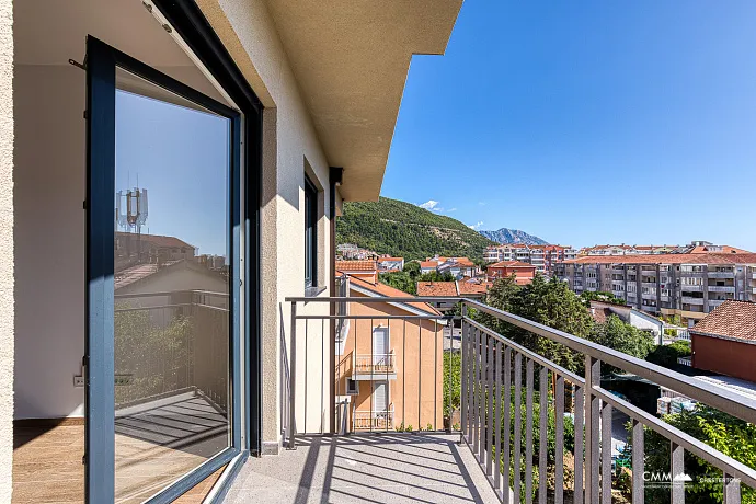 Denize yakın, güneşli 42 m²'lik 1+1 daire Budva'da.