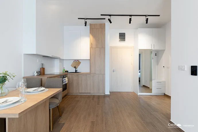 Denize yakın, güneşli 42 m²'lik 1+1 daire Budva'da.