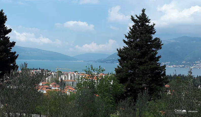 Satılık – Tivat’ta 11.400 m²’lik özel arsa, körfez manzaralı