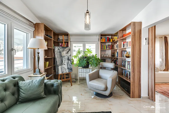 Sutomore'de iki katlı geniş ev