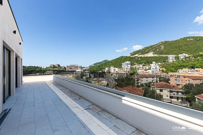 Becici'de denize yakın yeni binada çatı katı