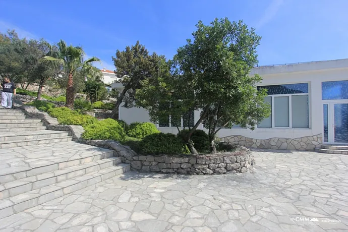 Deniz manzaralı lüks villa