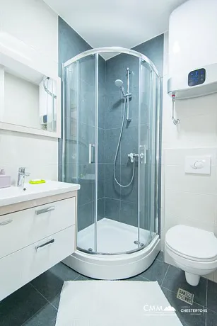 Stoliv'de denizden bir adım uzaklıkta lüks apartmanlı ev!