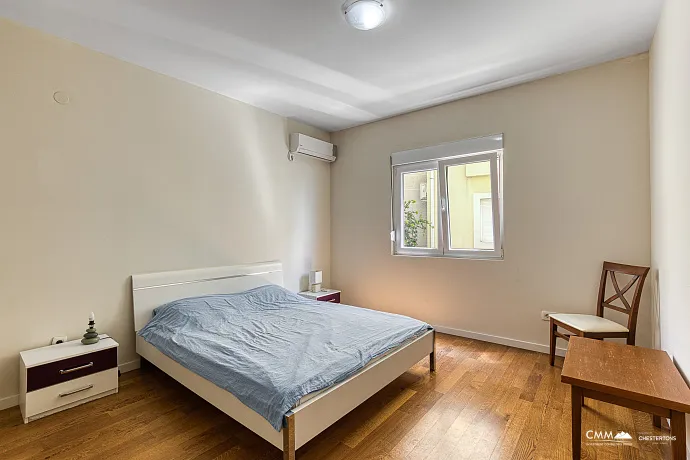 Deniz Manzaralı Daire, Bijela