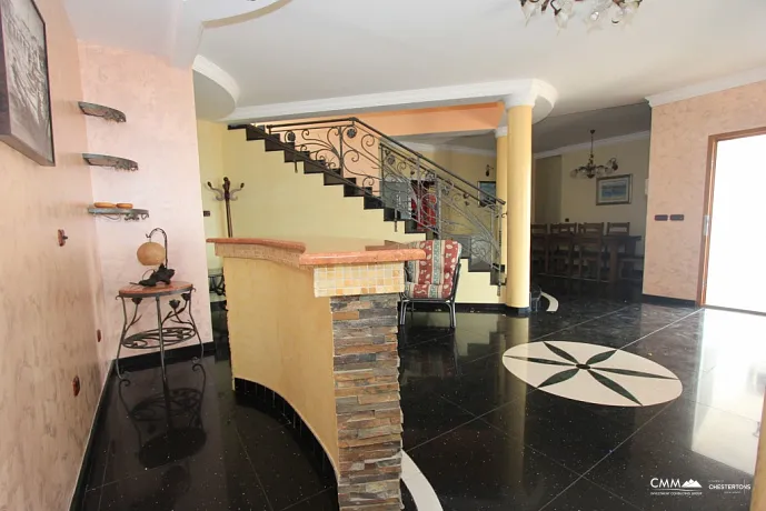 Petrovac'ta havuzlu aydınlık villa