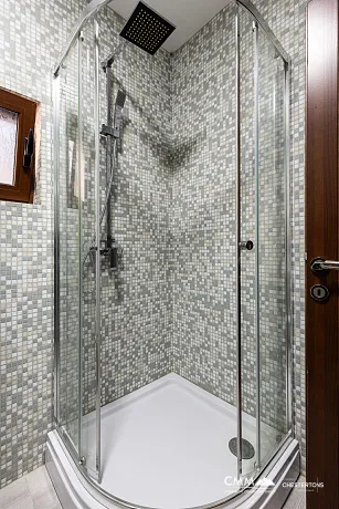 Yüzme havuzlu kompleks içinde modern villa