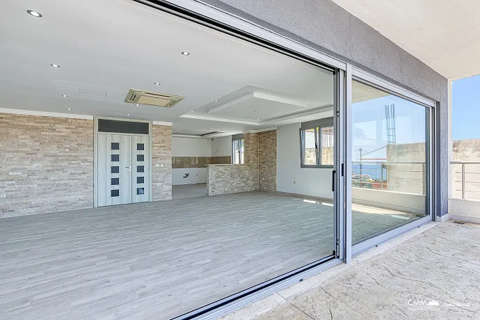 Ulcinj'de deniz manzaralı çatı katı