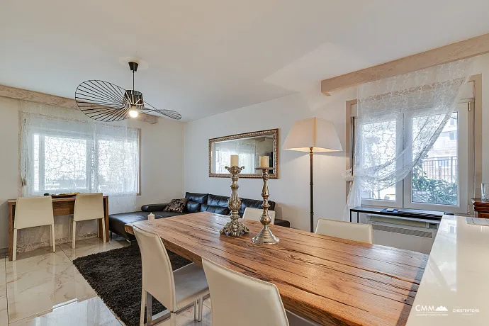 Sutomore'de iki katlı geniş ev