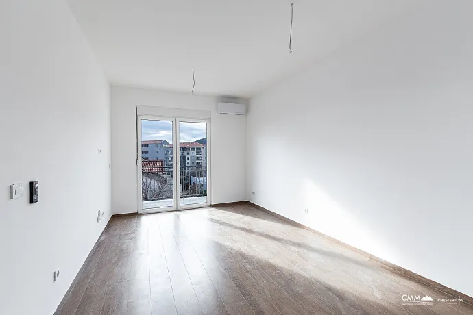 Denize yakın, güneşli 42 m²'lik 1+1 daire Budva'da.