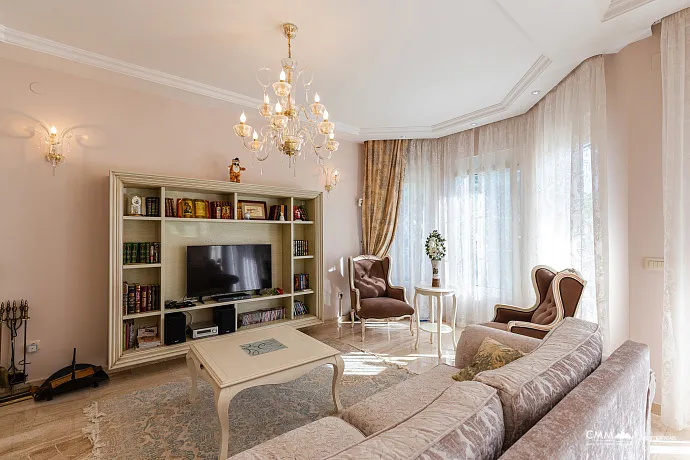 Panoramik deniz manzaralı lüks bir villada zarafet ve huzur.