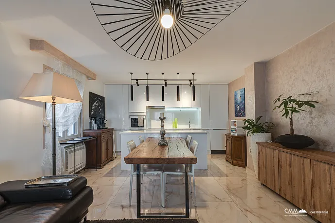 Sutomore'de iki katlı geniş ev