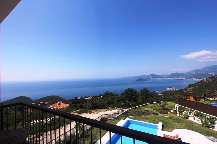 Budva'da havuzlu villa