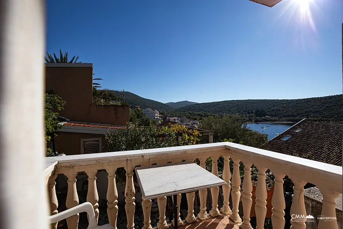 Bigovo’da Deniz Kenarında Geniş Daire — Teraslı ve Muhteşem Deniz Manzaralı