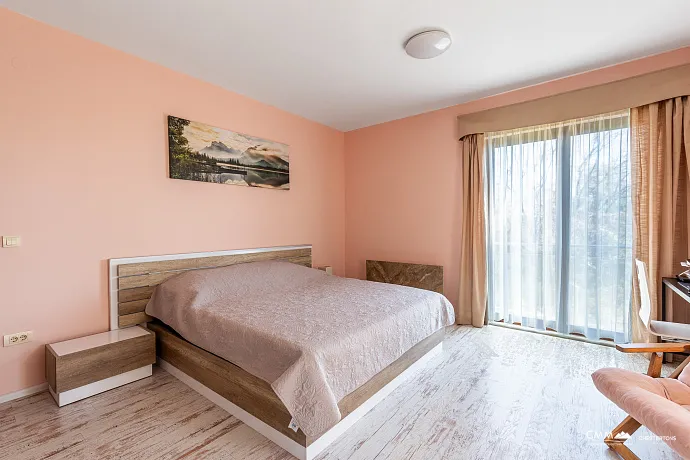 Yüzme havuzlu kompleks içinde modern villa