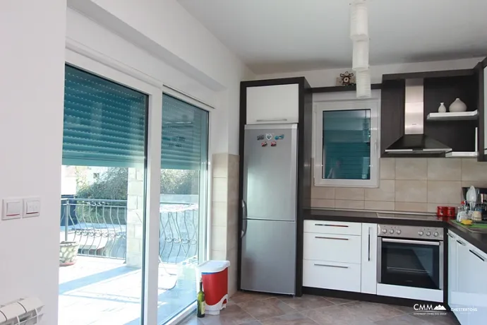 Stoliv'de denizden bir adım uzaklıkta lüks apartmanlı ev!