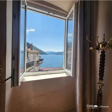 Tarihi Perast kasabasında deniz manzaralı tek yatak odalı daire