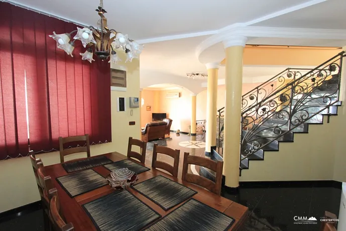 Petrovac'ta havuzlu aydınlık villa