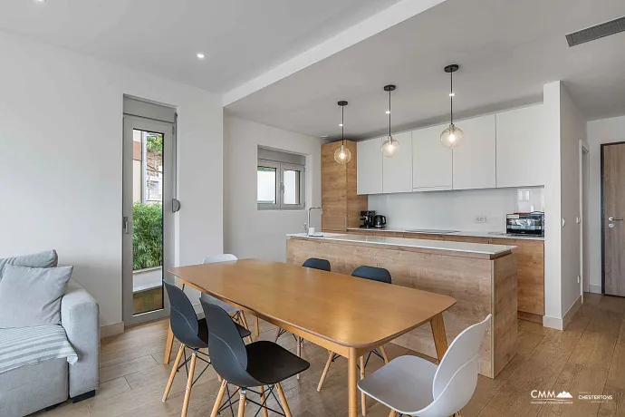 Satılık: Deniz Manzaralı, 40 m² Teraslı, Üç Yatak Odalı Geniş Daire